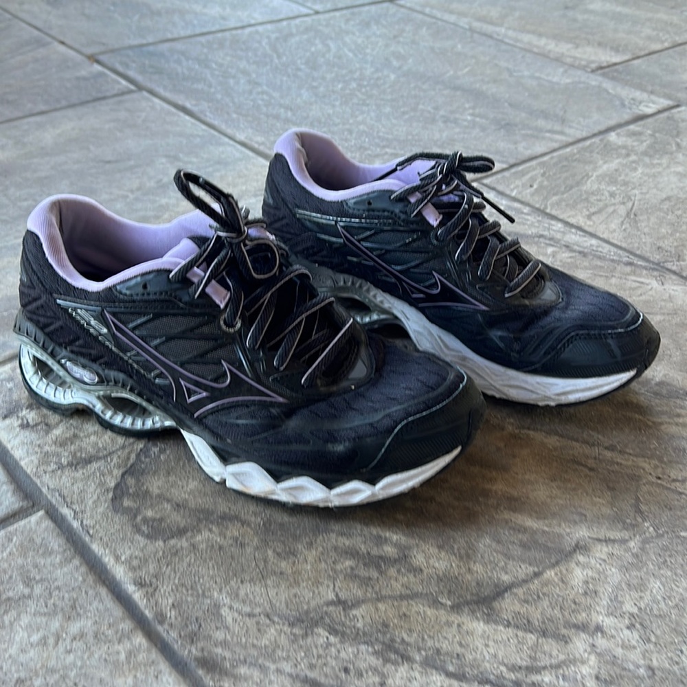 Mizuno wave creation 20, purple and black, size 8